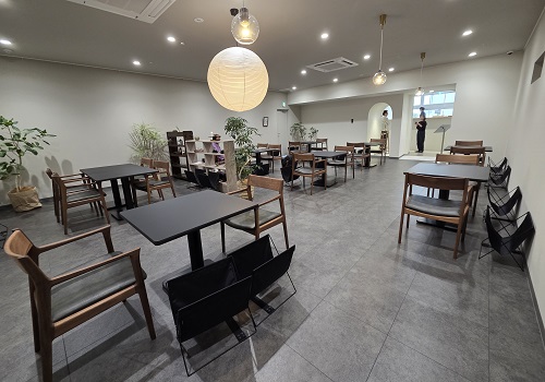 和菓子研究所内にありますサロン禮(レイ)の様子<br/>こちらで厳選素材を使用した出来立ての和菓子などが頂けます