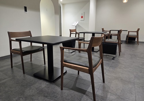 客席用にレフ アームチェアをご採用頂きました<br/>ウォールナット材のフレームの椅子を黒のテーブルと合わせたシックな店内です