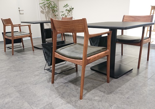 ご年配のお客様も多いそうで少し座面高を下げた仕様になっています<br/>飲食の他、ギャラリースペースとしても活用されるそうです