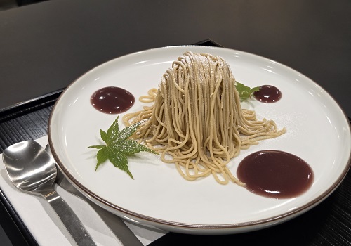 和栗を使用したモンブラン<br/>中にはアーモンド風味のアイススフレグラッセが入っています