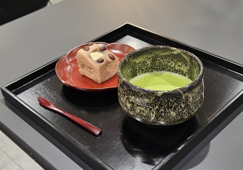 紫雲と名付けられた伝統的な蒸し菓子「浮島」<br/>抹茶と共に美味しくいただきました