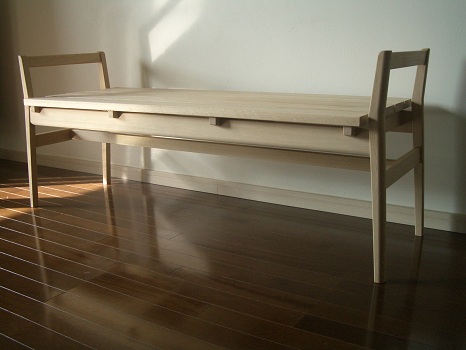 両脇に肘掛けがついたベンチ