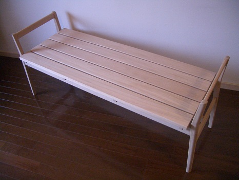 座面は無垢板をすのこ状に配置