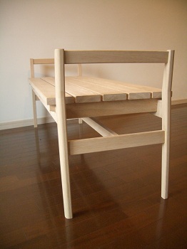 座面の下に貫を通しているので強度も十分です