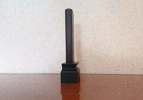 側面<br/>向かって右側の正面の方には少し丸みを付けていて前後の区別をしています