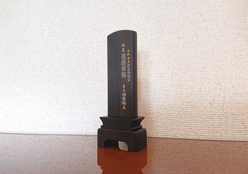 裏面 俗名と命日、年齢を記載しています<br/>ご夫婦で使用されますので、両面とも向かって左側を空けています。