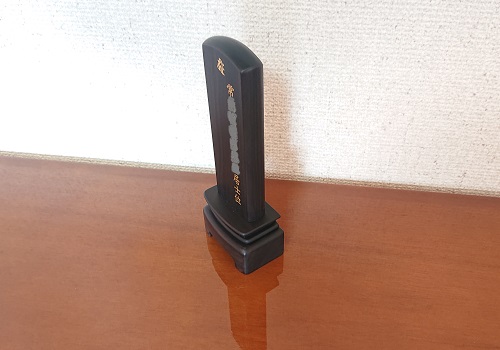 戒名などを書く札板の上部や側面にはかまぼこ面を施しました<br/>追加で戒名を入れやすくするために取り外し式にしています