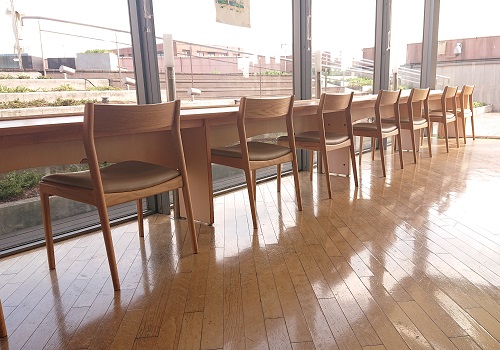 納品事例<br/>壁際のカウンターに並べてご使用頂いています