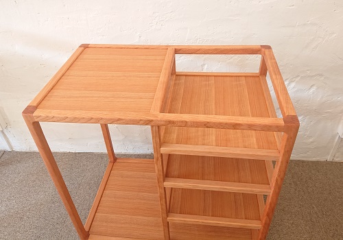 上段右側には風炉と電熱器、釜を置きます<br/>接合部分に一手間加えた丁寧な仕事が見受けられます