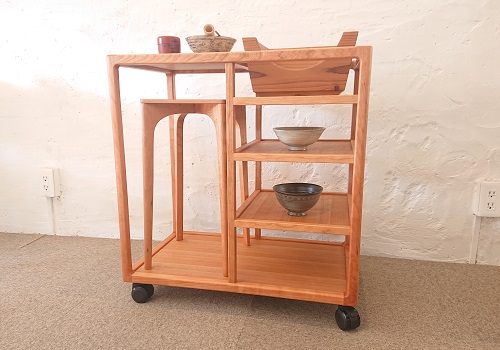 茶椀など道具を置いた様子<br/>キャスター付きなので簡単に移動する事がが出来ます