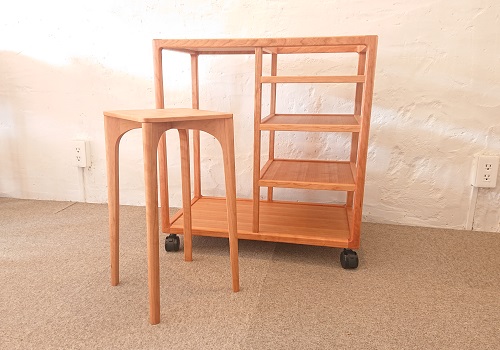 建水を置く為のサイドテーブル<br/>小ぶりで軽量なので出し入れが容易です