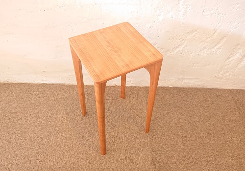 天板の突板には撥水性の高い硬化剤入りオイルを塗装していますので<br/>汚れにくく、お手入れが簡単です