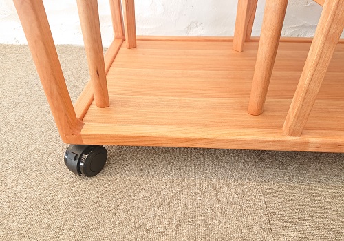 ロック付きのキャスターを使用<br/>不用意に動くことなく安心してご使用頂けます