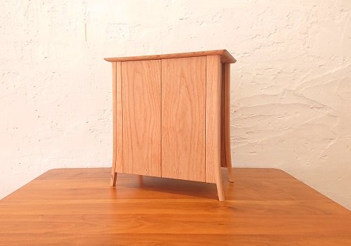 厨子 チェリー材 硬化剤入りオイル仕上げ<br/>全て無垢材で構成されていて、経年変化で色が次第に濃くなっていきます