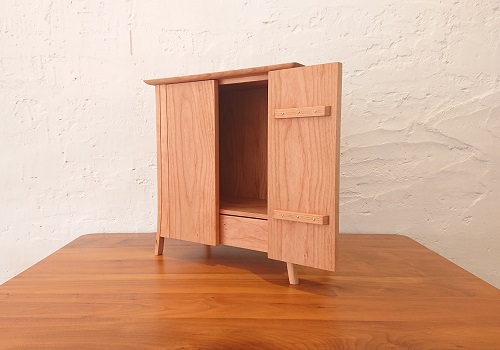 開き戸を開けると引き出しが見えます<br/>上部にお位牌を、引き出しにはお線香などを収納して頂けます