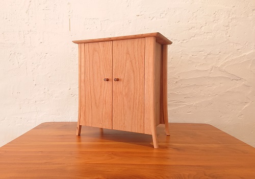 オプションでチーク材のつまみなどを取り付けることも可能です<br/>つまみがアクセントとなり、可愛らしい表情に変化します。