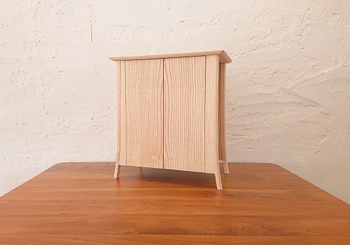 厨子 アッシュ材 硬化剤入りオイル仕上げ<br/>さわやかな白色から淡いベージュ色に穏やかに変化していきます