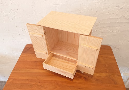 開き戸を開け、引き出しを出した様子<br/>引き出しにもつまみはありませんので、前板下部に手を掛けて引き出して下さい