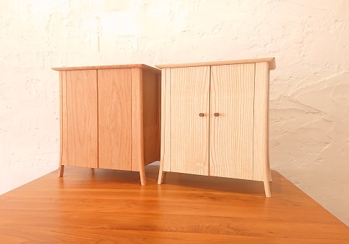 左:チェリー材 右:アッシュ材 つまみ付<br/>樹種やつまみの有無によって印象がかなり変わります